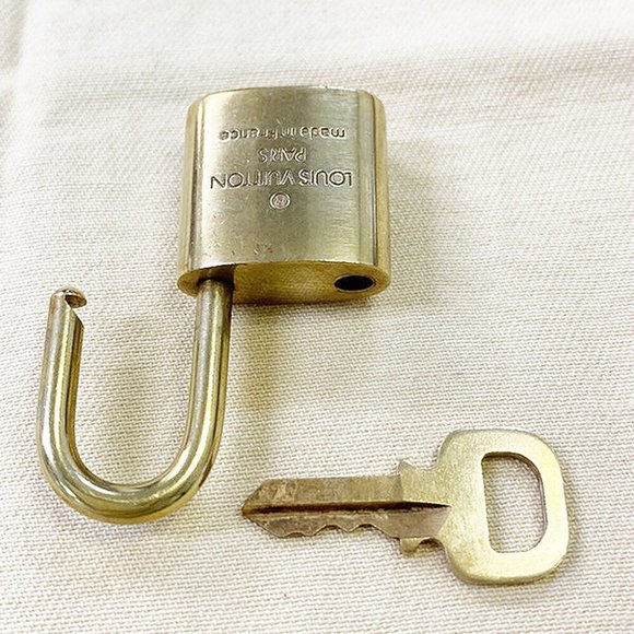 Authentic LOUIS VUITTON LV 10 SET PADLOCK CADENA KEY BAG CHARM GOLD PLATED - Picture 3 of 4